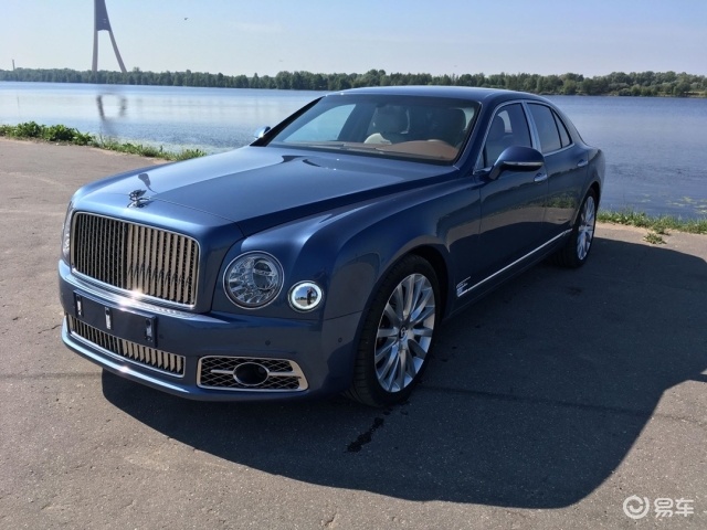 宾利慕尚加长版拥有和最豪华的suv添越一样的"b"型尾灯,与中央的logo