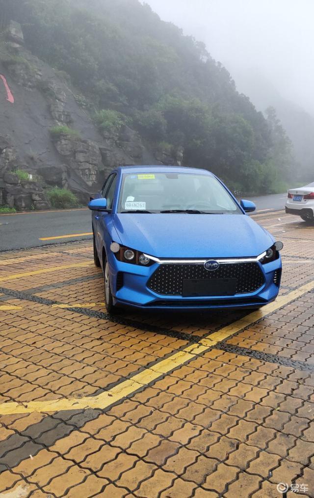 比亚迪全新两厢轿车实拍!内部空间不输飞度,颜值不像买菜车