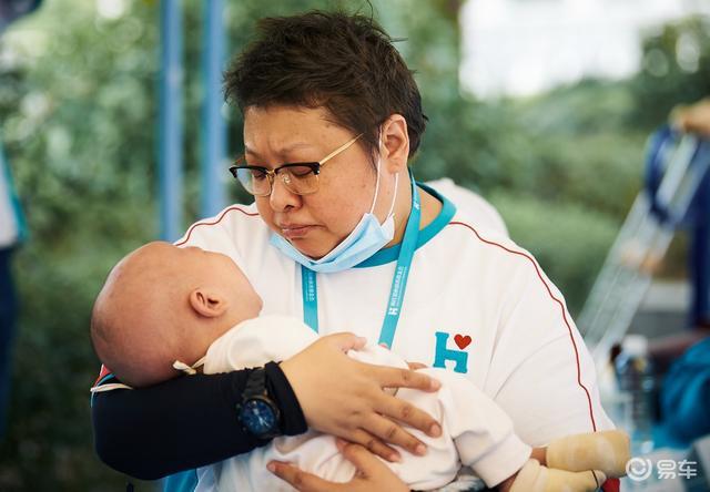 身体力行,更是自2013年开始,7年携手"韩红爱心百人援助系列公益行动"