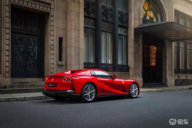 法拉利当然比谁都清楚这一点,虽然812的定位更偏向于一台gt,但是品牌