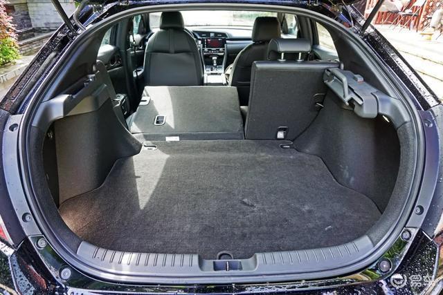 思域后风挡摘要 摘要详情还有个亮点是遮物帘,不仅收起后不占空间