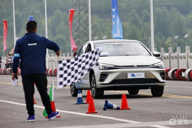 极限挑战第一季第二期是什么车 e9c26c8a7f834e9d88b7d27d72aaa40d.jpeg