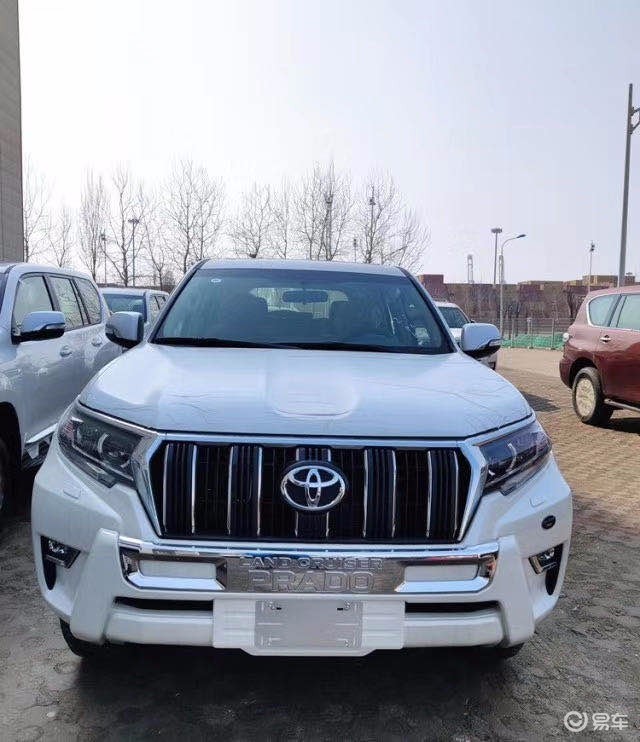 2020款丰田霸道3000柴油版四驱硬派越野车,大家也都普遍喜欢叫霸道