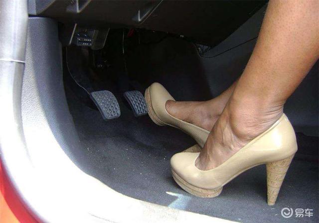 日常开车,为什么会有那么多人把油门当刹车踩?
