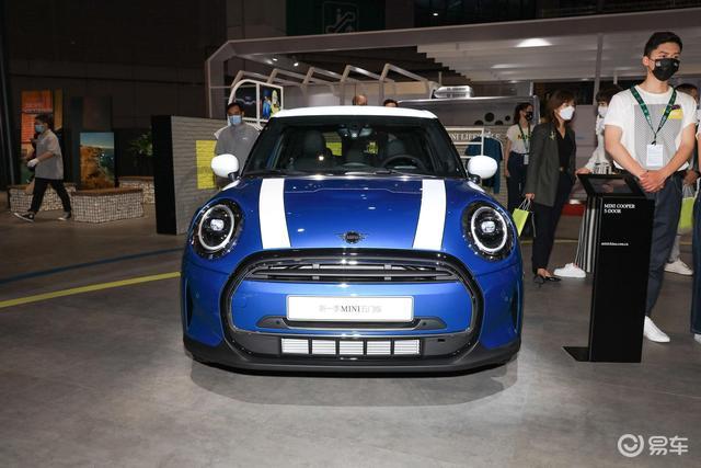 内饰方面,整体布局和三门版车型保持一致,提供有三辐式多功能方向盘