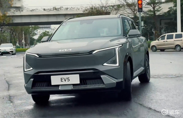 给人感觉就是起亚ev5不像一辆紧凑型suv整个后排空间表现非常宽_易车