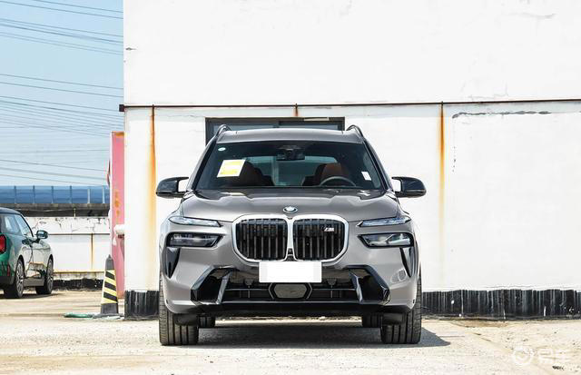 宝马全新大型SUV上市!大尺寸车身配7座布局 宝马全新大型SUV上市!大尺寸车身配7座布局