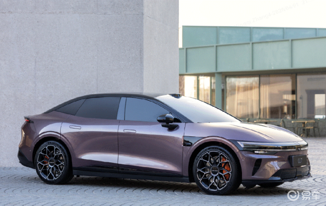 极氪焕新7系开启预售 双车全新升级900V架构