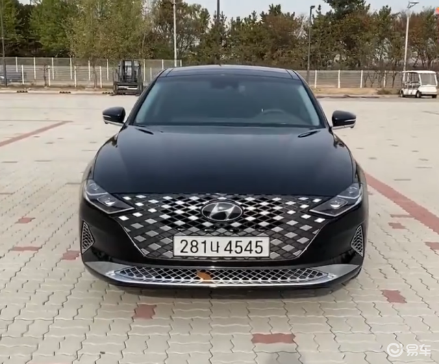 现代雅尊实拍其前脸设计抽象化纯进口身份可媲美亚洲龙