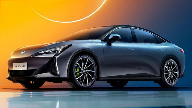 极狐 阿尔法s5新车定位为一款纯电动中大型车_易车