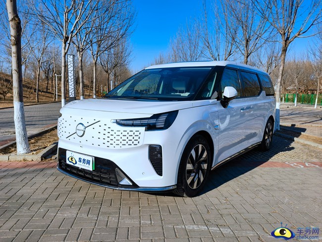 试驾沃尔沃EM90 北欧会客厅的移动盛宴