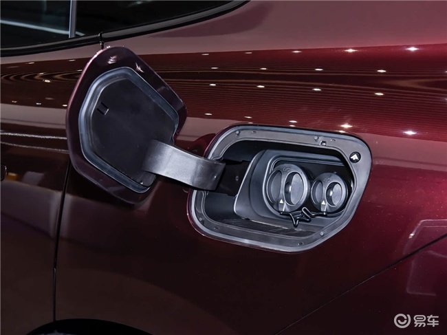 谁更懂“家庭刚需”?昊铂HT与智己LS6的实用主义对决