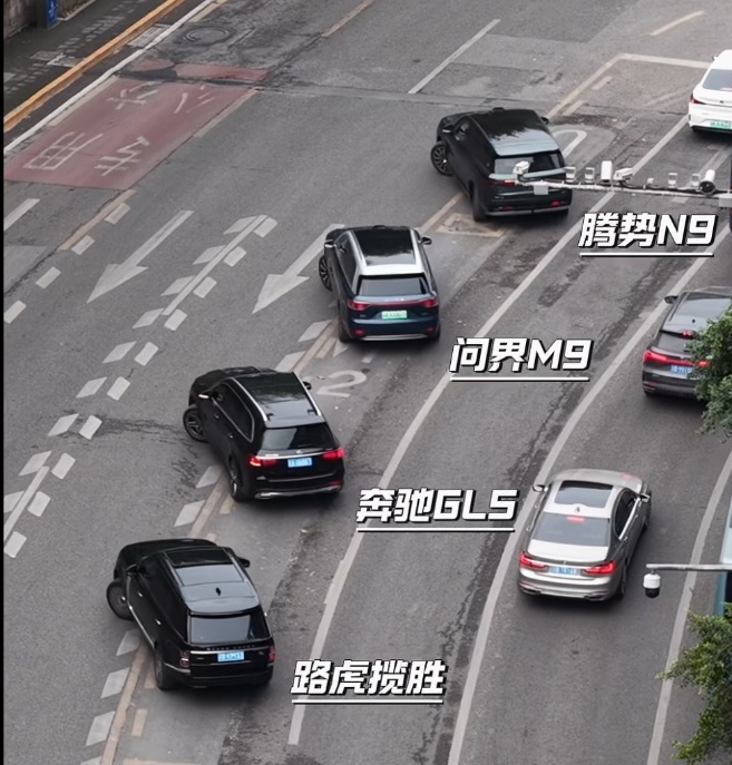 四台大型豪华SUV同时掉头，谁最轻松？