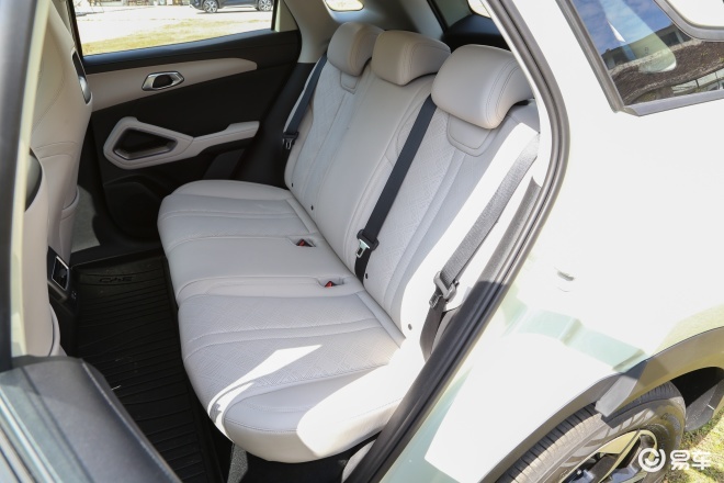 现在下手还是等等看 零跑A10和比亚迪元UP如何选