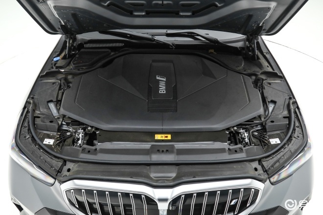 老对手新赛道 奥迪A6L e-tron和宝马i5如何选