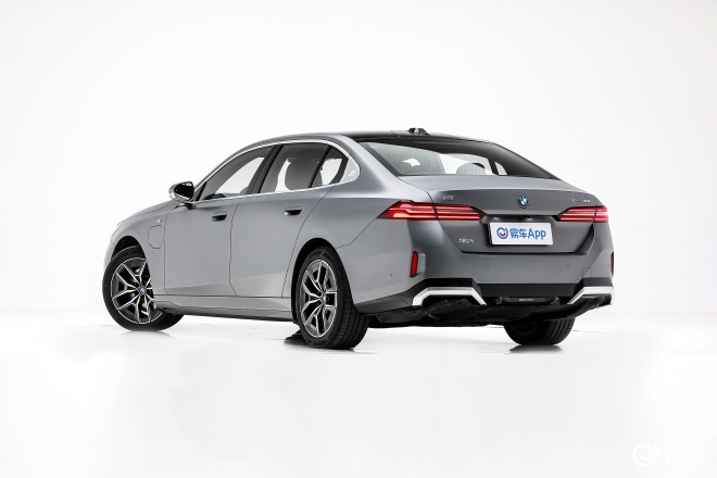 老对手新赛道 奥迪A6L e-tron和宝马i5如何选