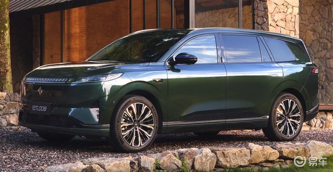 eπ008对比零跑C16：谁是三代同堂出行首选座驾？