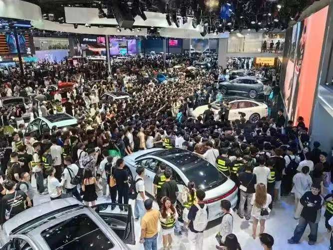 是广州车展爆款王？岚图泰山压顶，铂智7炸翻全场！