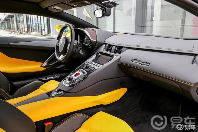 【兰博基尼aventador这一款车的空间足够大吗?
