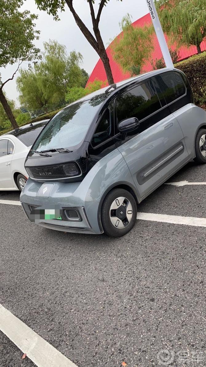 新宝骏e300这个车的宝妈开的话,选择哪个颜色比较漂亮?