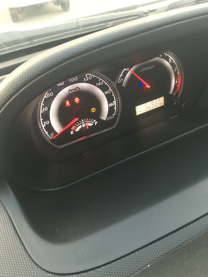 【请问大师仪表盘出现个小太阳和感叹号是什么意思,现在车就是正常】