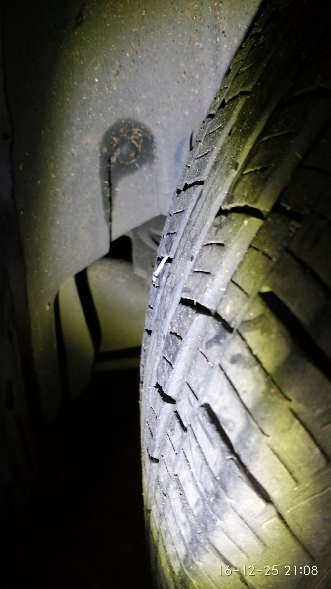 问一下在线的师傅们,昨晚不小心车子左后轮上面扎了个钉子,拔都