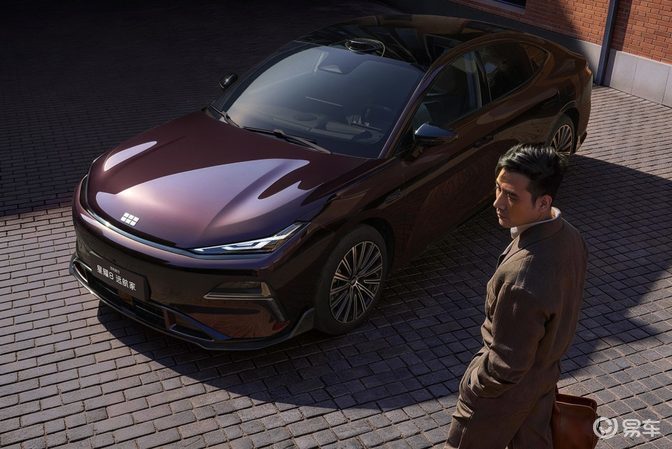 银河星耀8远航家12.58万起上市，20万内电混轿车标杆