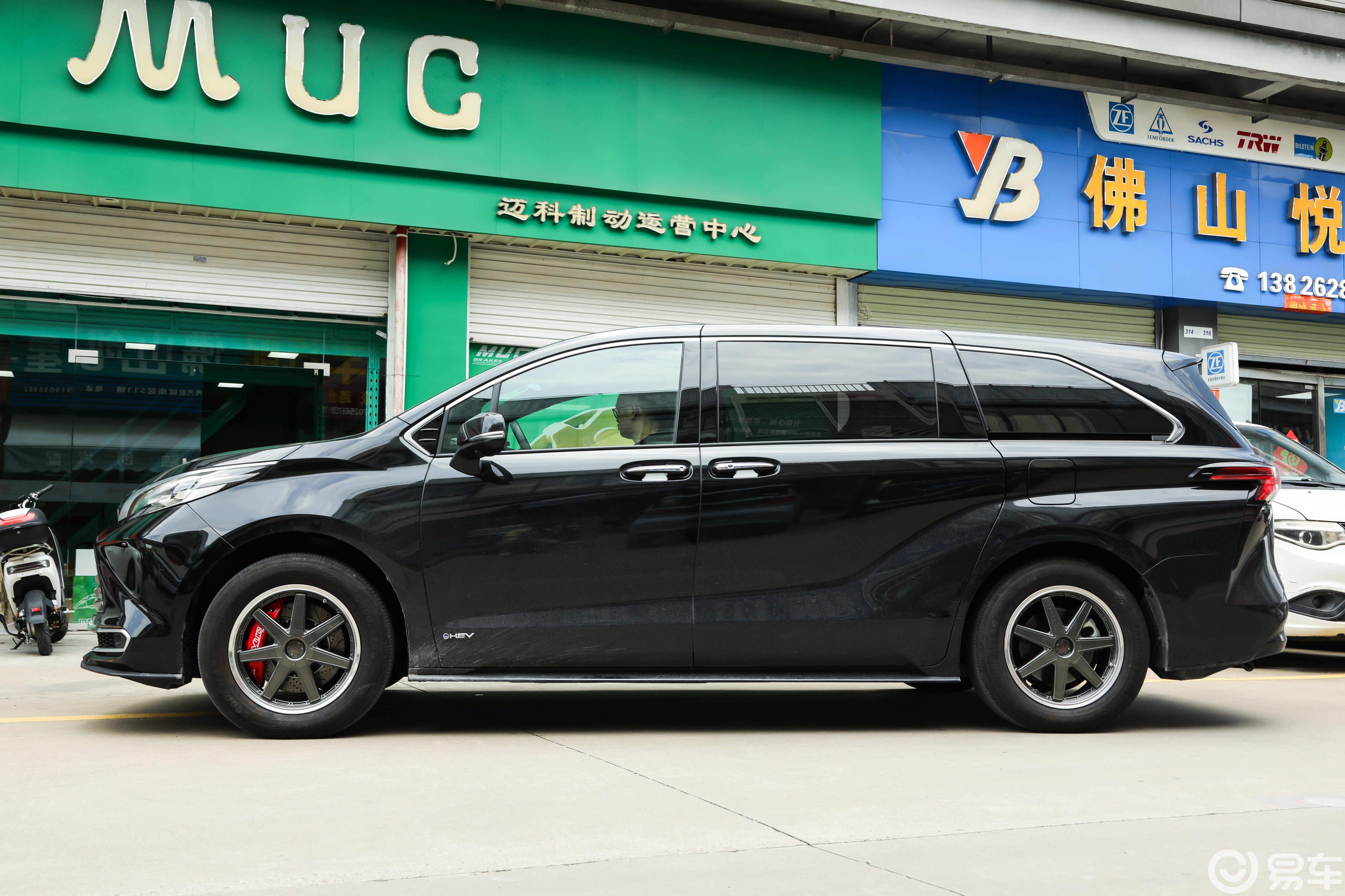 25款丰田塞那改装MUC前轮六活塞刹车卡钳套装