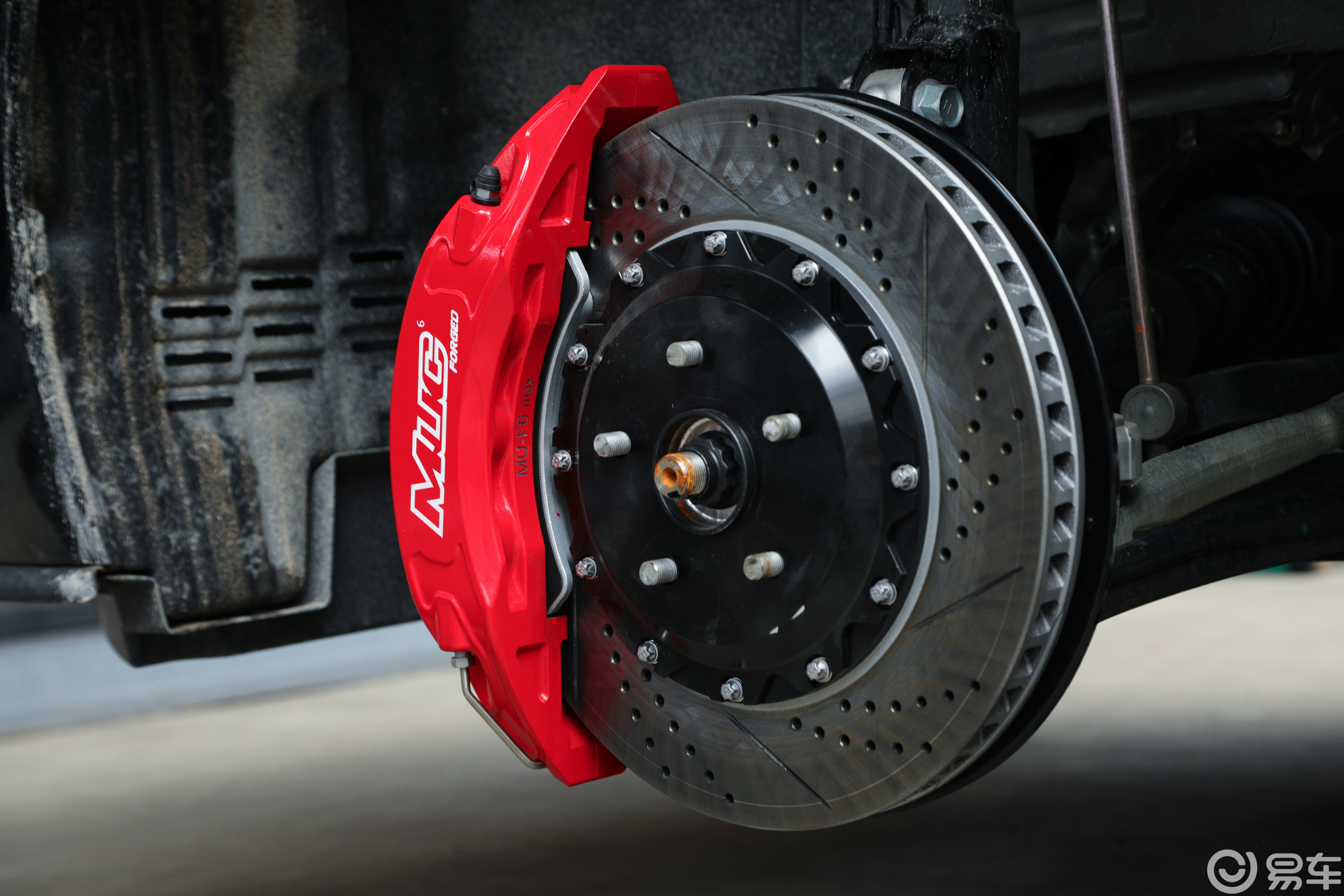 25款丰田塞那改装MUC前轮六活塞刹车卡钳套装