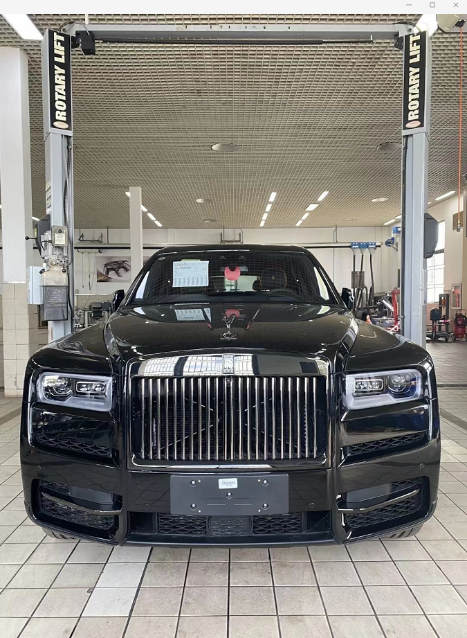 "black badge"库里南的标志,如前,侧翼子板,门把手和双r标志,均采用