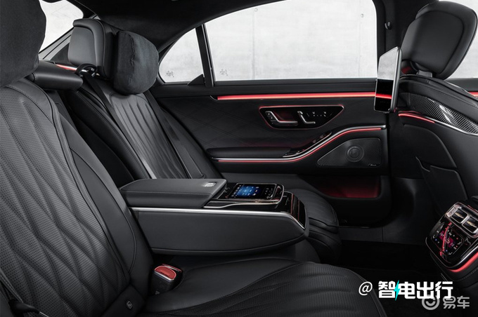 与普通s级相比,amgs 63 e内饰主要的变化是使用了大量的碳纤维材质