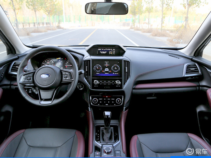 俗话说"铁汉柔情",打开森林人sti sport的车门便是另一幅画面.