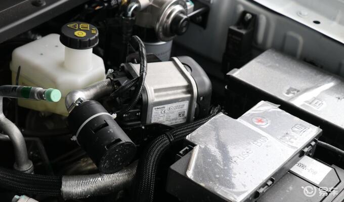 工作时油泵会从油箱抽油到预热器的燃烧室,点火塞点着燃油后通过热