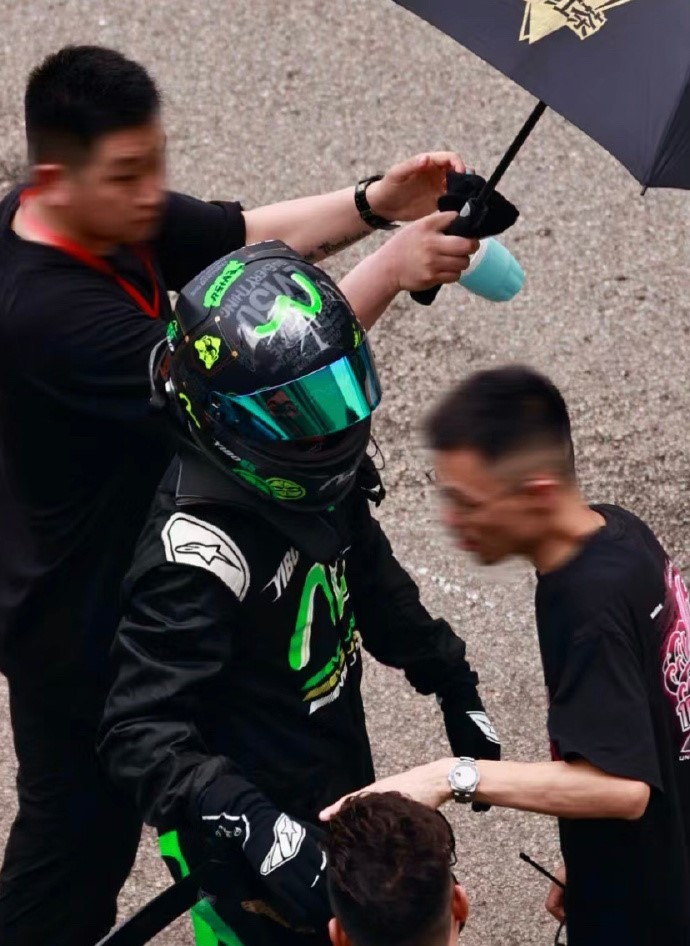 王一博开奥迪R8 GT3下赛道练车，未来将登陆GT3赛事_易车
