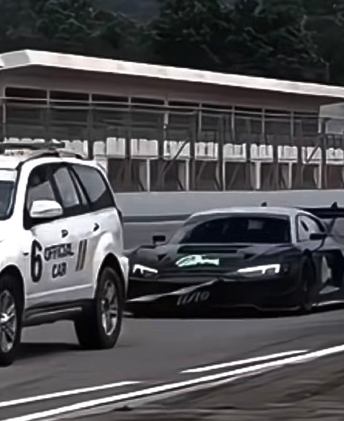 王一博开奥迪R8 GT3下赛道练车，未来将登陆GT3赛事_易车