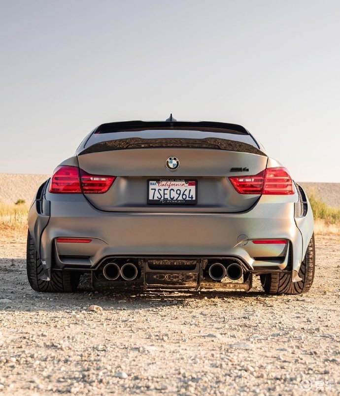 宝马m4f82宽体低趴