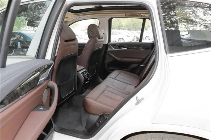 宝马x3在内饰方面算不上惊艳却依然耐看,而在空间设计方面,虽然后排