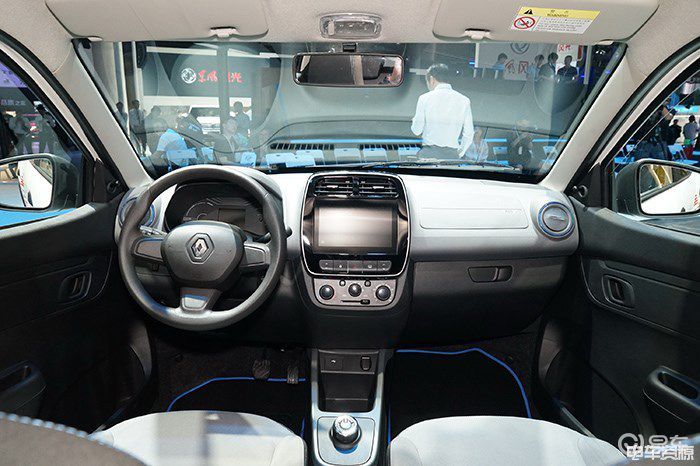 内饰的中控屏幕是最引人注目的部分,其次就是带有蓝色装饰件的空调出