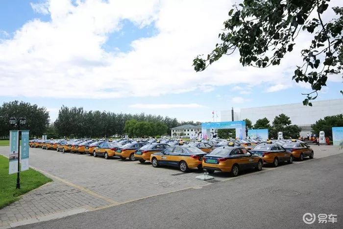 而且换电版车型的整体乘坐舒适性也比燃油出租车更高,李师傅和很多