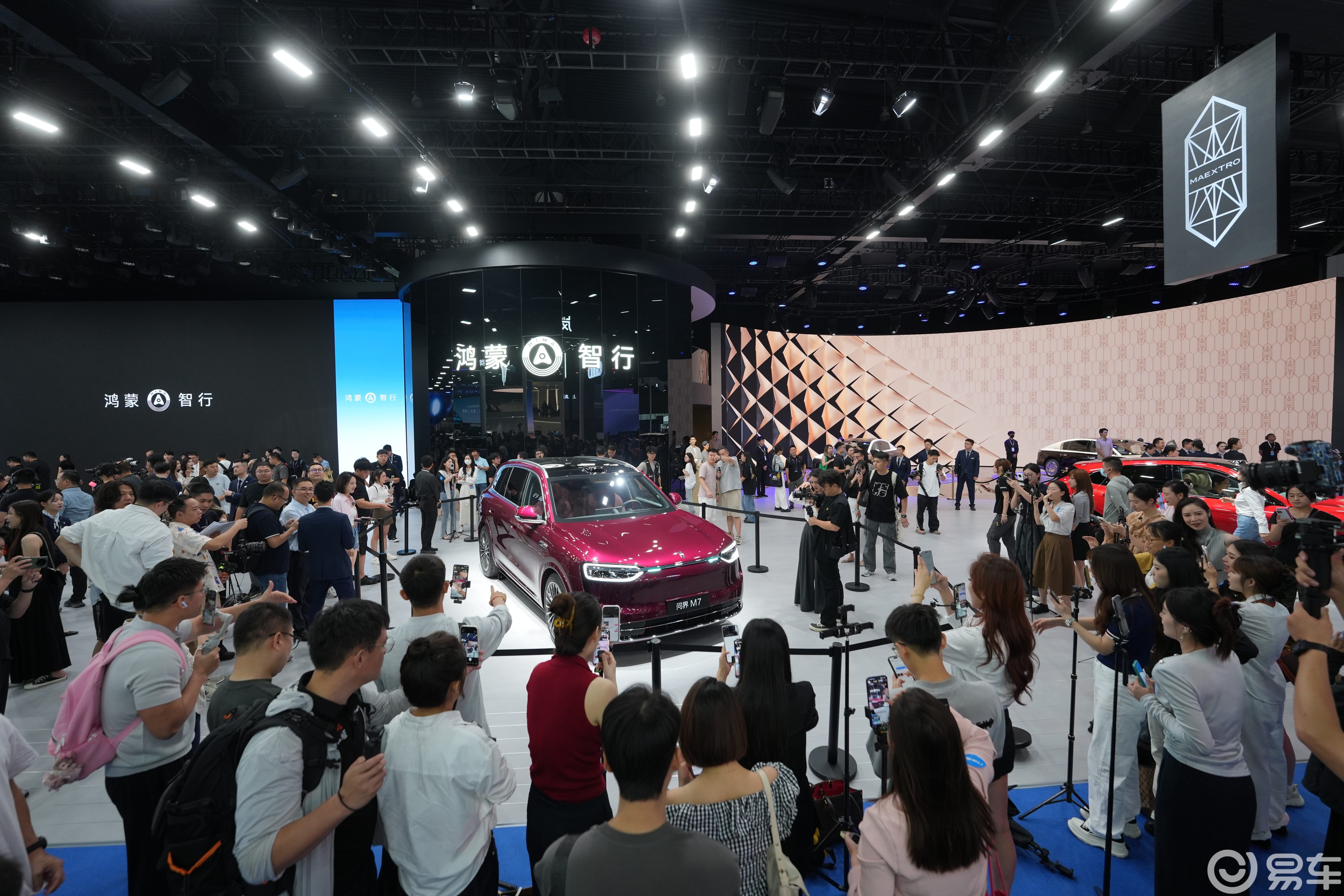 问界M8 家庭智慧出行标杆 纯电版本24小时订单破万_问界_问界M9 2025款 豪华科技旗舰 交付突破22万辆