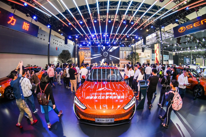 广州车展seres赛力斯展台全橙高能