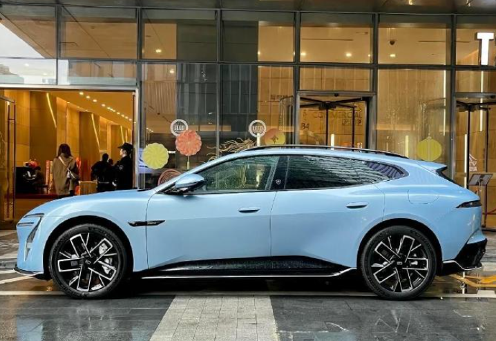 阿维塔06T实车亮相 4月8日预售 华为激光雷达