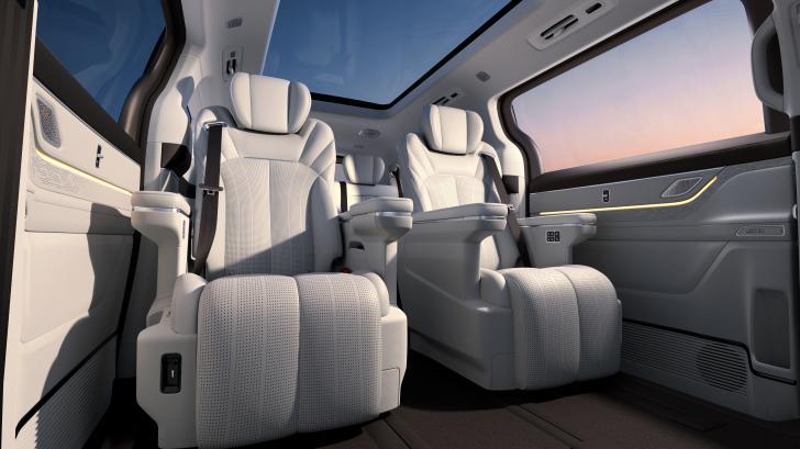 全新标识尽显尊崇 超级AI增程吉利银河 V900首秀