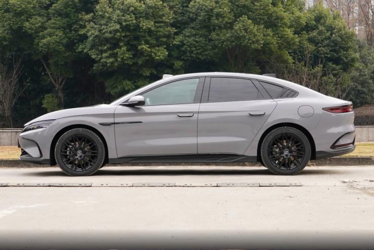 20万级新能源轿车PK，至境L7和汉DM谁的驾驶质感更棒