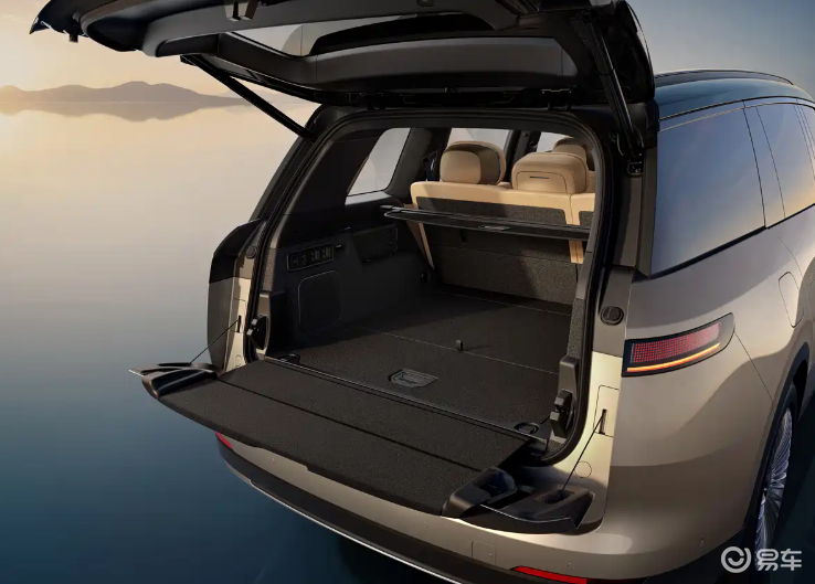 领克900五座版发布，砍掉三排，二排独享电动腿托
