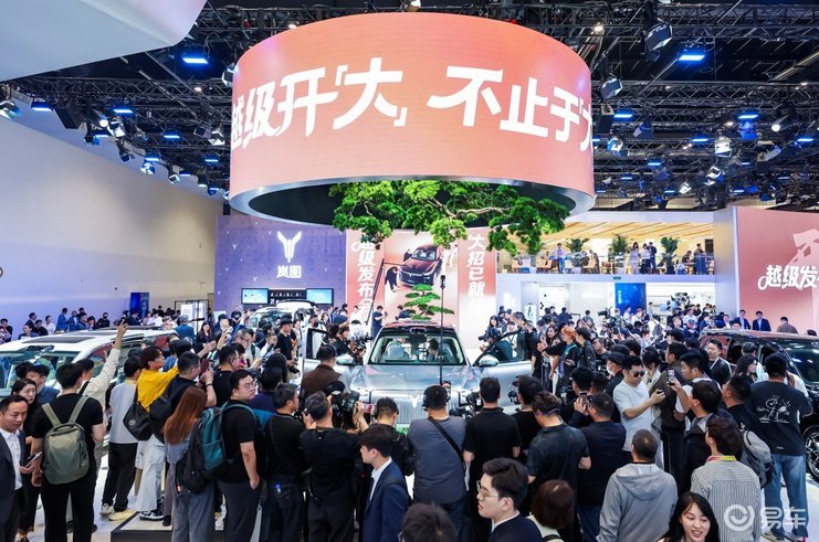岚图携全矩阵亮相北京车展！泰山X8预售20小时订单破2万