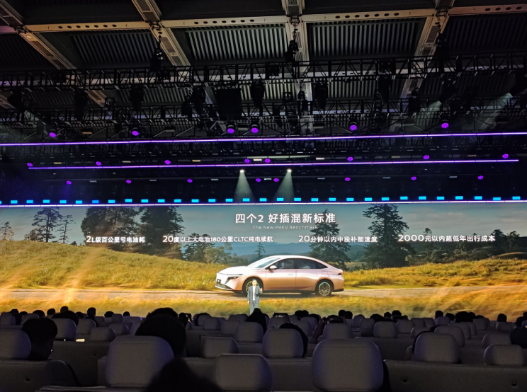 沙发厂又上新,限时9.19万起,东风日产N6上市