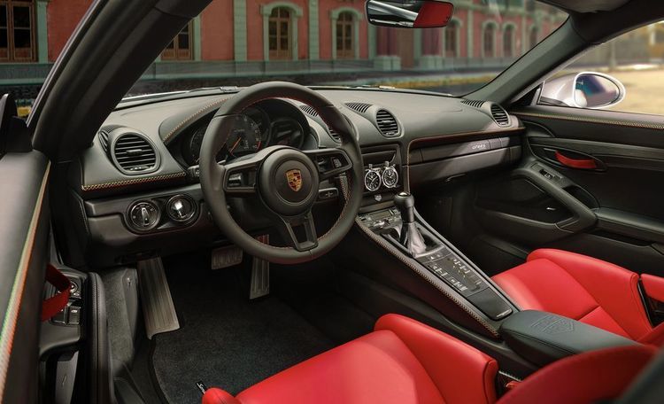 汽车的方向盘  描述已自动生成