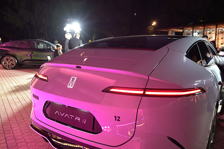 粉色的汽车  描述已自动生成