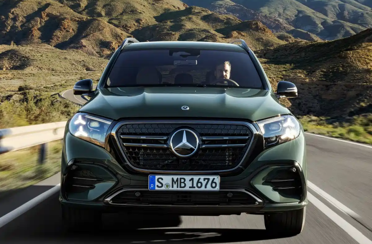 终于来了！新款奔驰GLS官图发布，这次连车标都会发光了